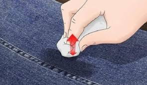 Quần Jean Bị Dính Màu Phải Làm Sao?